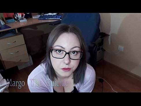 ❤️ Noia sexy amb ulleres xucla un consolador profundament davant la càmera ️ Vídeo porno a nosaltres ️❤
