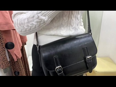 ❤️ Masturbació pública de la jove gossa FeralBerry amb un consolador al provador ️ Vídeo porno a nosaltres ️❤